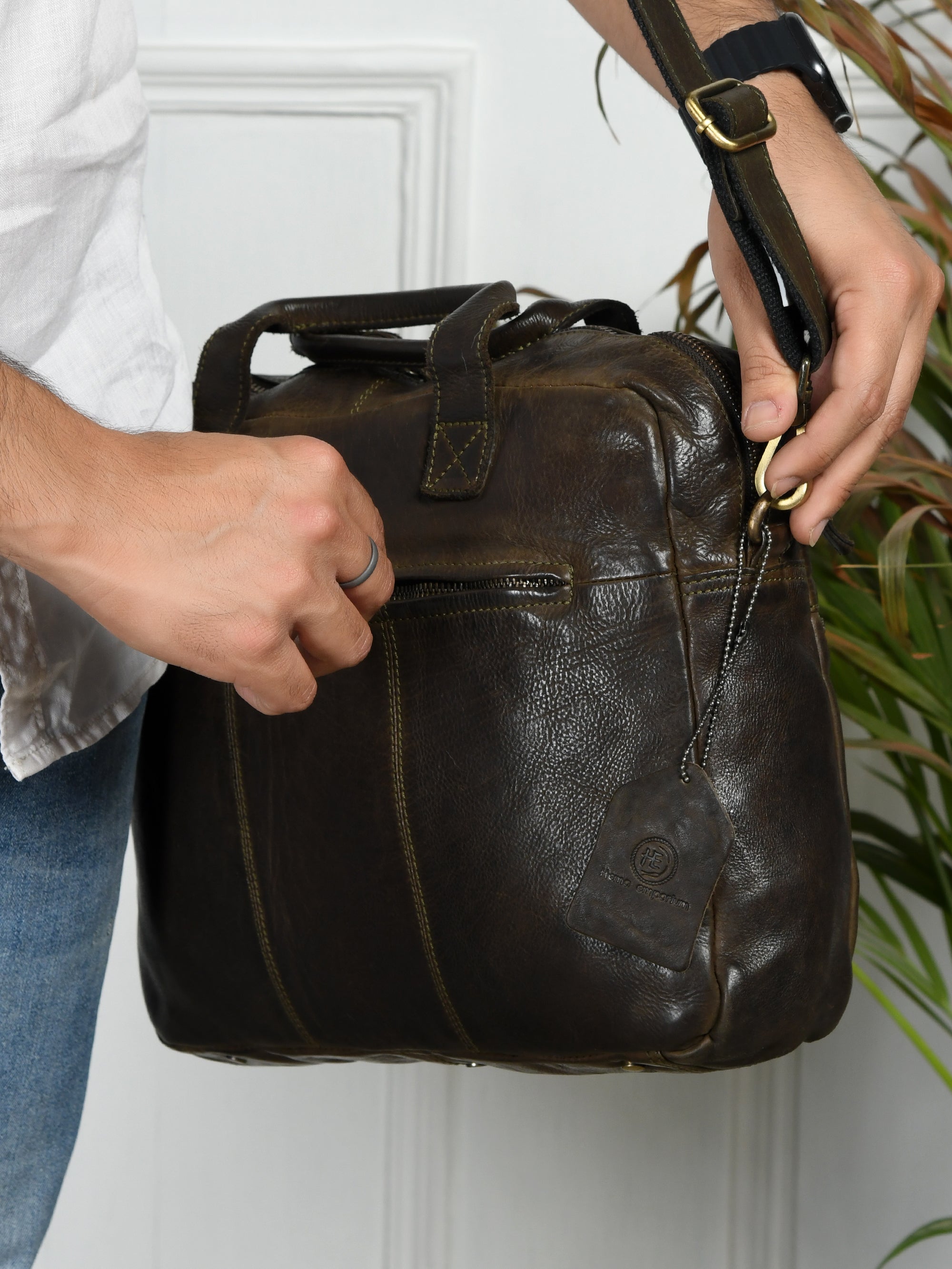 Voyager Vintage Leather Laptop Bag - Olive colour